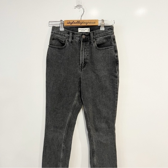Abercrombie & Fitch Curve Love Ultra High Rise 90s Slim Straight Jean - Picture 8 of 11